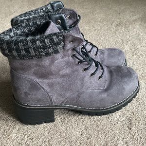 Excellent condition warm suede boots with fleece lining. Size 8